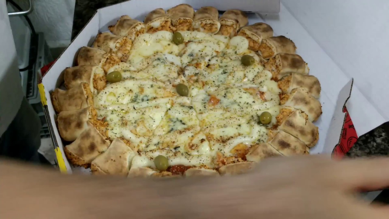 Pizza 4 queijos com borda pãozinho ( Não é um tutorial )