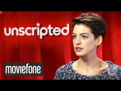 Video: Anne Hathaway thiab Amanda Seyfried txhawb nqa Hugh Jackman