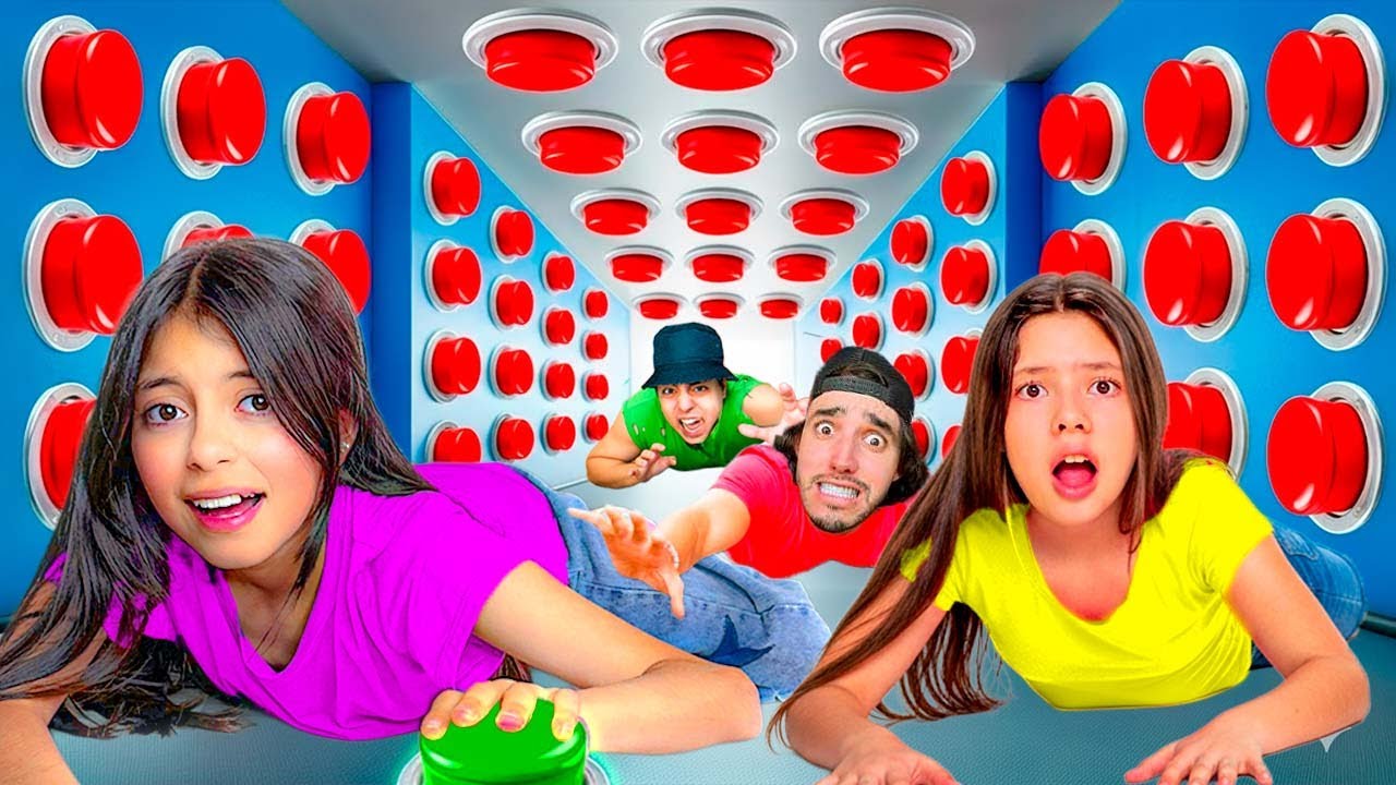 100 YOUTUBERS me ATRAPARON y solo UN BOTÓN podía SALVARME 😱🔥