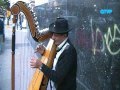 ALBERTO ALBARADO Y SU ARPA EN LA PEATONAL DE QUILMES