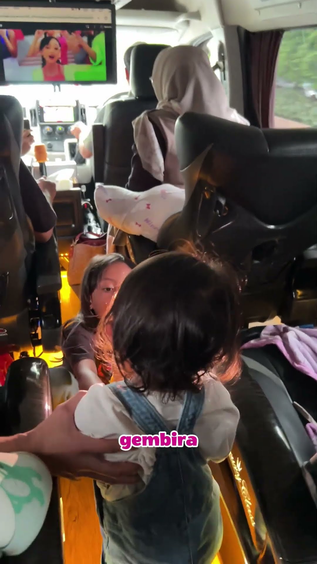 LEXIE KARAOKEAN DI MOBIL BISA NYANYIIN LAGU SEPATU RODA PUNYA KAKAK LEIKA, LUCU BANGET ?? #leika
