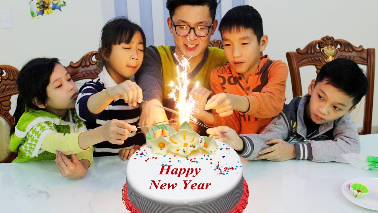 Kids Go To School Learn Colors With - How To Decorate A Cake For Party New Year