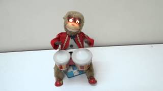 50`s ALPS TIN BATTERY/OP MONKEY PLAYING BONGO W/ LIGHTED EYES WORKS
VINTAGE BATTERY OPERATED BONGO MONKEY MADE IN JAPAN BY ALPS TOYS, IN VERY GOOD USED CONDITION AND WORKING VERY WELL (SEE VIDEOCLIP). I AM NOT SURE IF HIS HANDS ARE THE ORIGINAL, BESIDES ONE OF THEM IS NOT IN GOOD CONDITION BECAUSE HAS A LOT OF VERY SMALL ORIFICES (SEE PHOTO) AND THEY LOOK HAVE BEEN REPAINTED, BATTERY COMPARTMENT SHOWS MINOR SIGN OF CORROSION, HIS CLOTHES ARE OK WITH NORMAL PLAYWEAR BY THE YEARS. 50`s ALPS TIN BATTERY/OP MONKEY PLAYING BONGO W/ LIGHTED EYES WORKS
