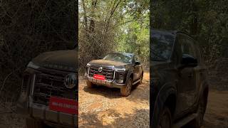Land Rover Defender सारखं Feature आता MG Gloster मध्ये! Full Offroad Demo 🔥