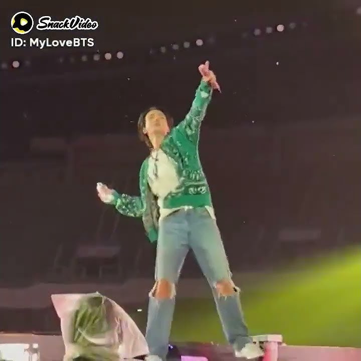 No Bangtan Concert is complete with seokjin splashing water😭😍😩