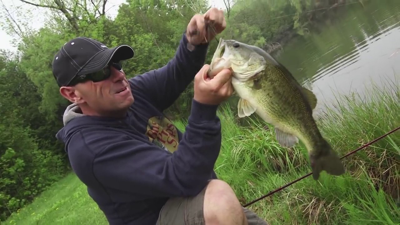 [Bass Fishing] Shore Fishing Super Sized Largemouth Bass Dave Mercer