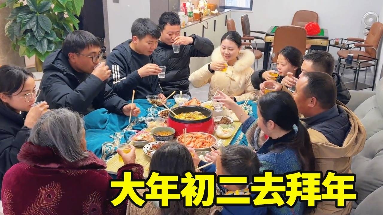 大年初二去三叔家团圆聚餐，婶娘精心准备了满满一桌美食，大家说说笑笑气氛温馨又热闹！【湘西冬宝】