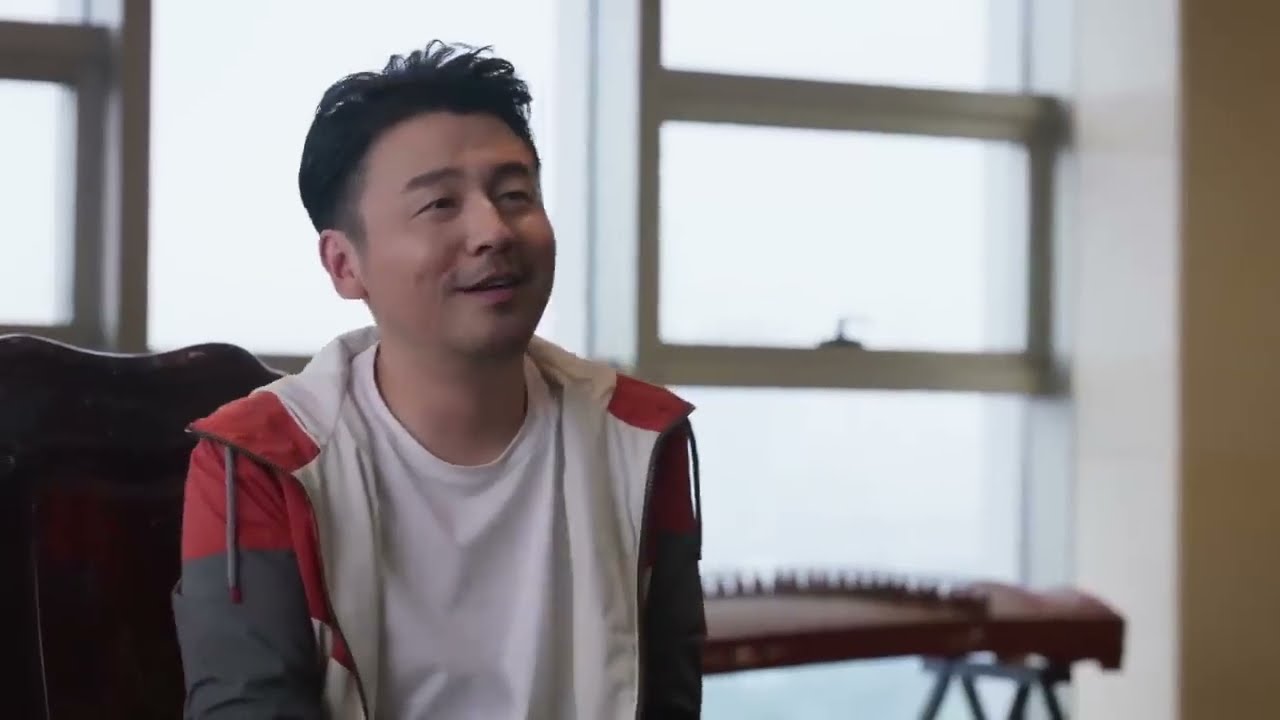 雷佳音面对黑老大却非常胆大，三言两句竟救下张艺兴，吓的黑老大都不敢说话