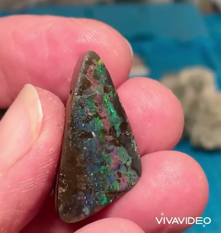 Kunterbunter Boulder-Opal (sold) - YouTube