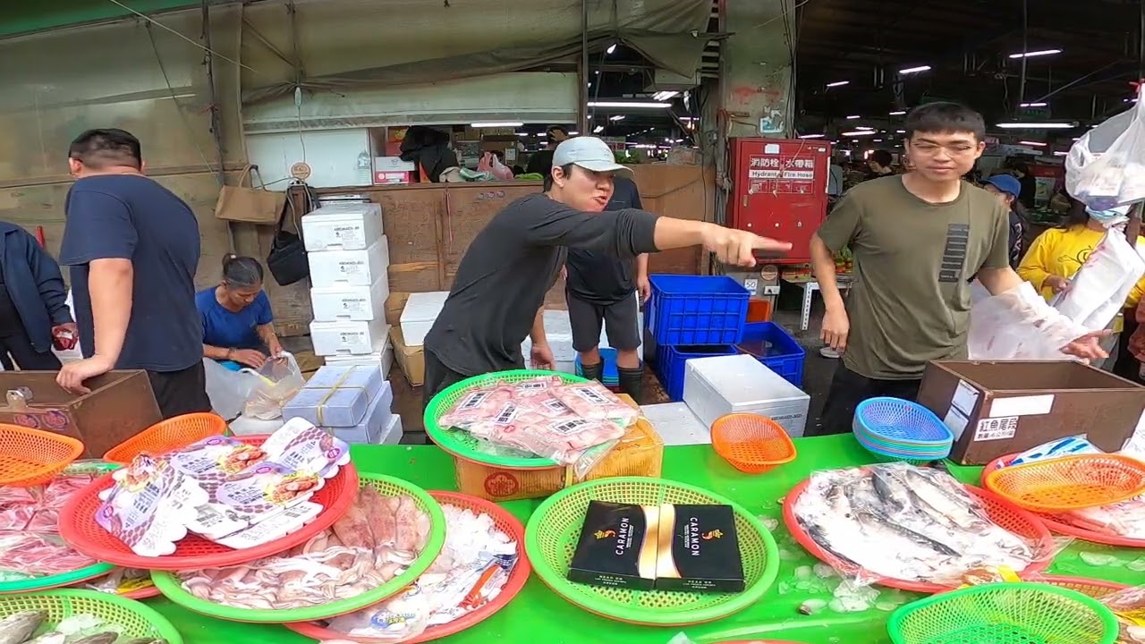 拚到太瘋狂了 雙層蟹管肉3盒賣100 安南果菜市場 怡安路102號 士官長海鮮叫賣 海鮮拍賣 叫賣哥 seafood auction