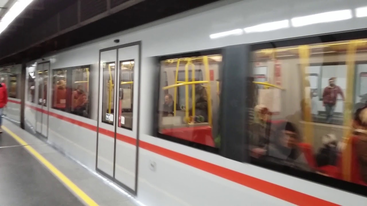 Metro ve Vídni/Underground in Vienna - YouTube