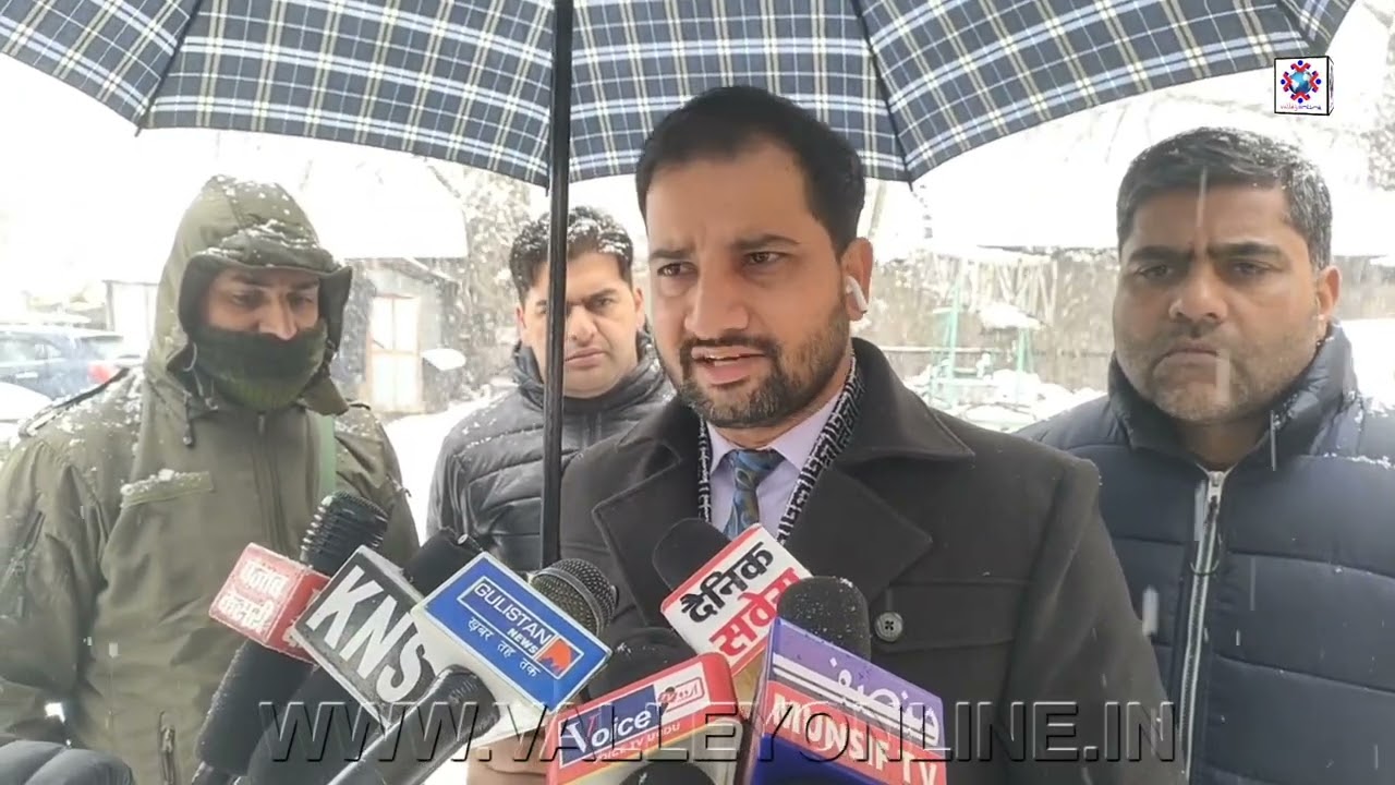 Tehsildar Handwara Conducts Market Inspection Amid Snowfall