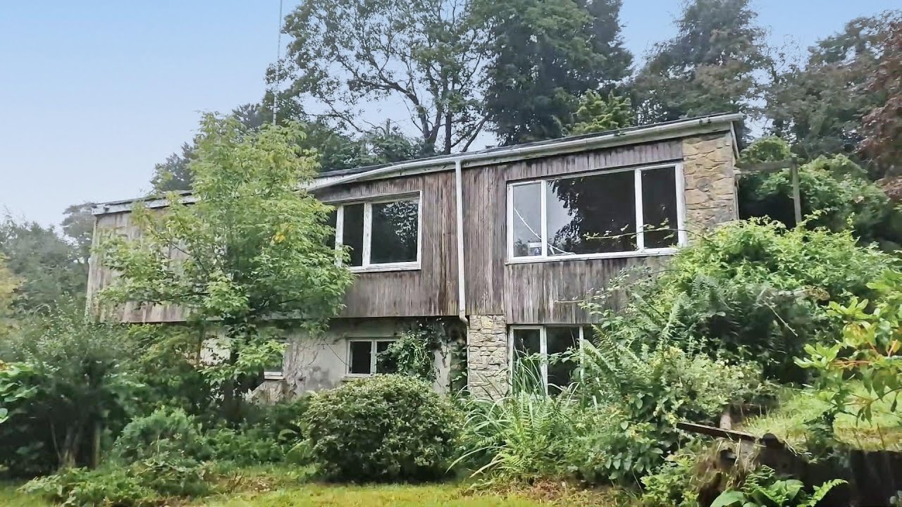 ⁣Unbelievable Find at this ABANDONED House!