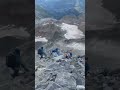 Ref:giGsH5n2Tso   hier, des chutes de pierre ont failli heurter des alpinistes lors de leur ascension du mont blanc.