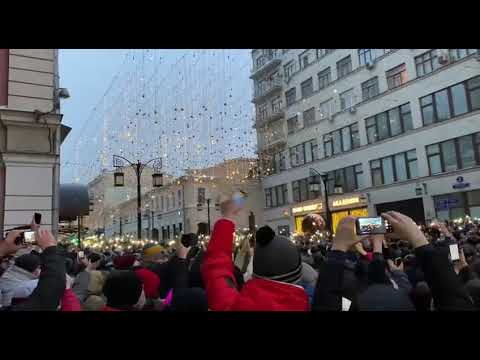 Люди приветствуют друг друга фонариками - Люди приветствуют друг друга фонариками