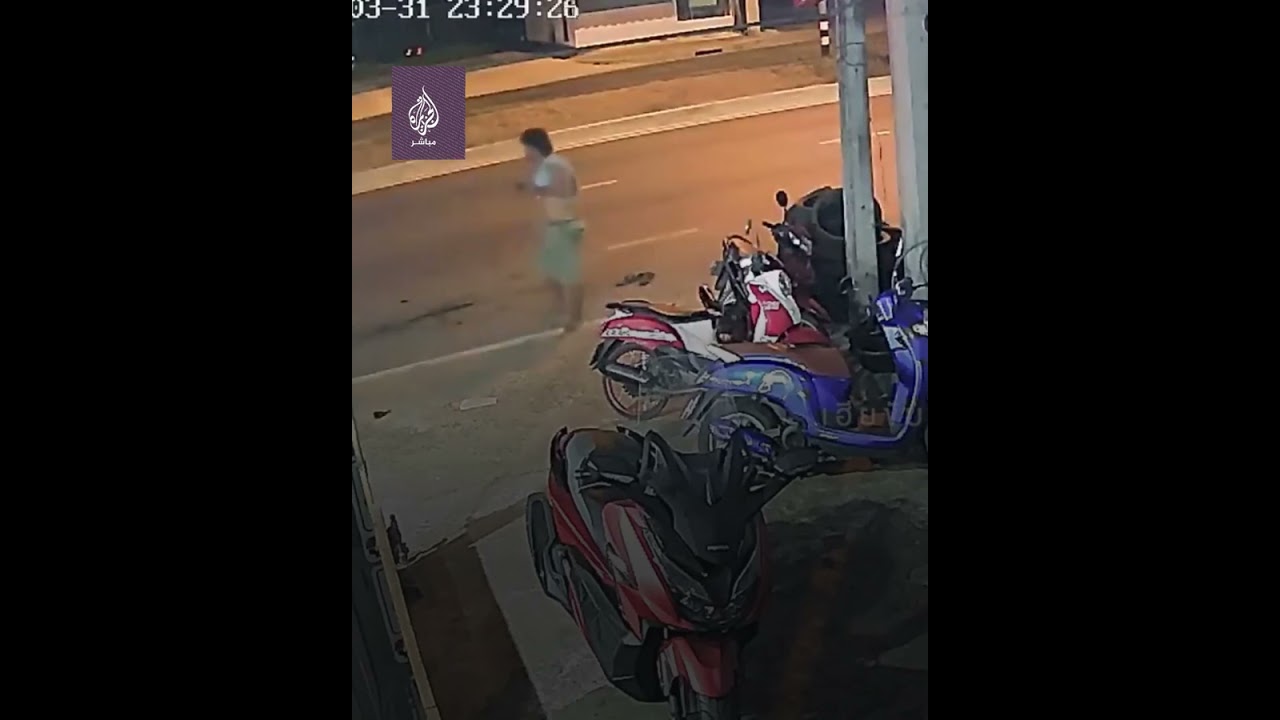 أوقف سيارته 🚙 في مكان خطأ لكنه نجا بأعجوبة من حادث مروع