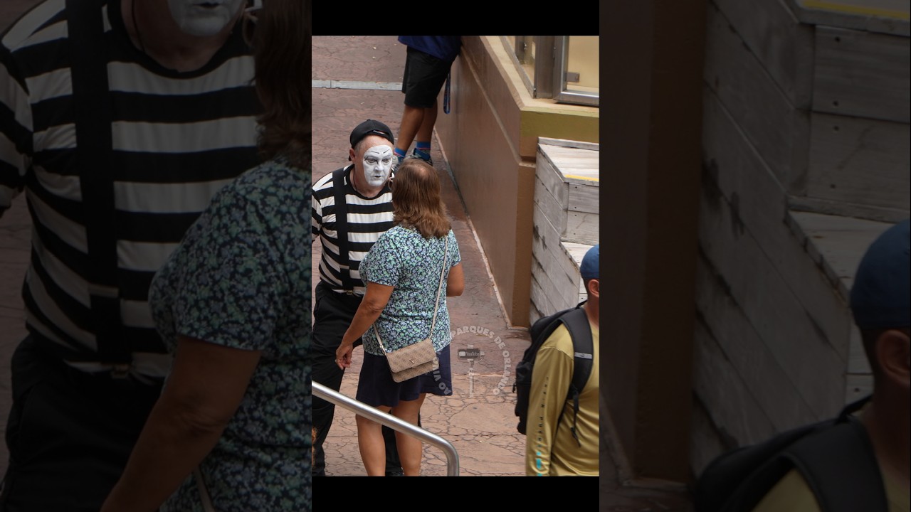 Tom o mímico tentou assustar esta mulher perdida 😲😱😂🤣 #tomthemime #seaworldmime #seaworldorlando