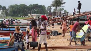 Guyane française Saint Laurent du Maroni Piroguiers / French Guiana Saint Laurent du Maroni Workers