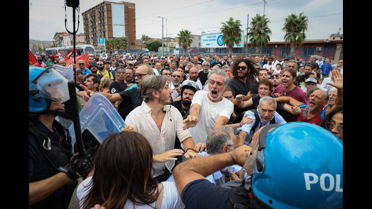 Stop al reddito di cittadinanza, le voci della protesta di Napoli