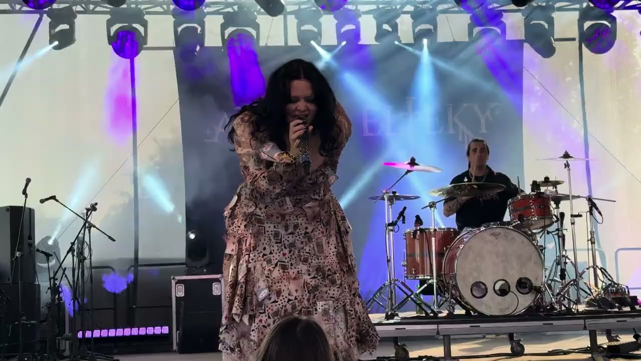 Amira Elfeky - I Want It All (live at Rock for People 2025)
