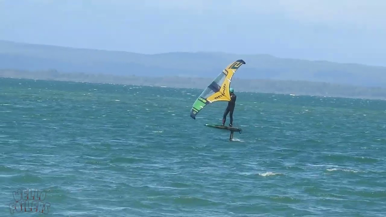 Wellington Point Qld Four wingfoils vs one windfoiler Wingding Foiling Wingsurf