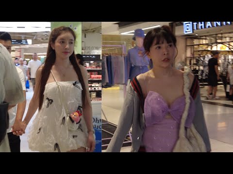 There are many Chinese foodies and beauties in CentralWorld , Bangkok,Thailand