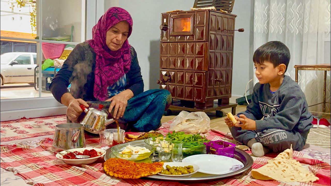 ANNEM KÖY EVİ SOBA ÜZERİNDE BİBERLİ KÖY EKMEĞİ YAPIMI Village life vlog