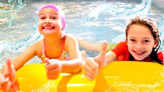 Aventuras de niños en la piscina. Juegos de Selín y su hermano. Vídeos divertidos