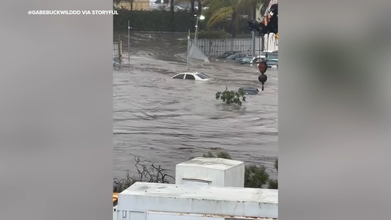 Flash flood submerges cars in Southern California - YouTube