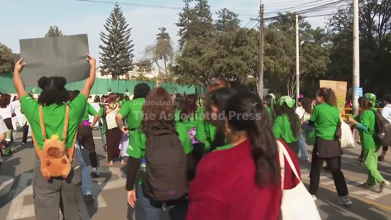 Cientos de mujeres marchan en ciudades de Latinoamérica por el derecho ...