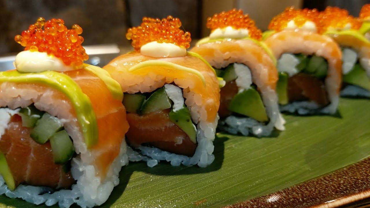 Salmon avocado maki roll 🍣by chef moss YouTube