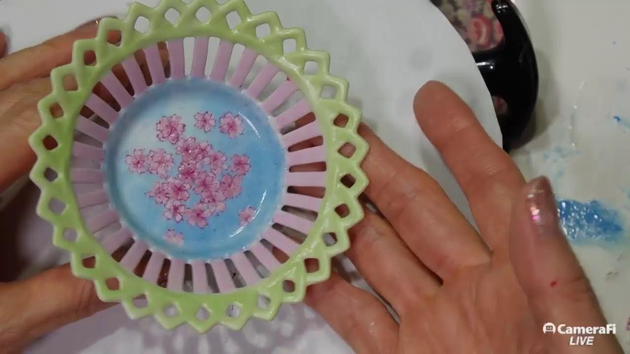 手島治子絵付けライブ 37：桜の柄の小さい透かし皿。  2026.02.27