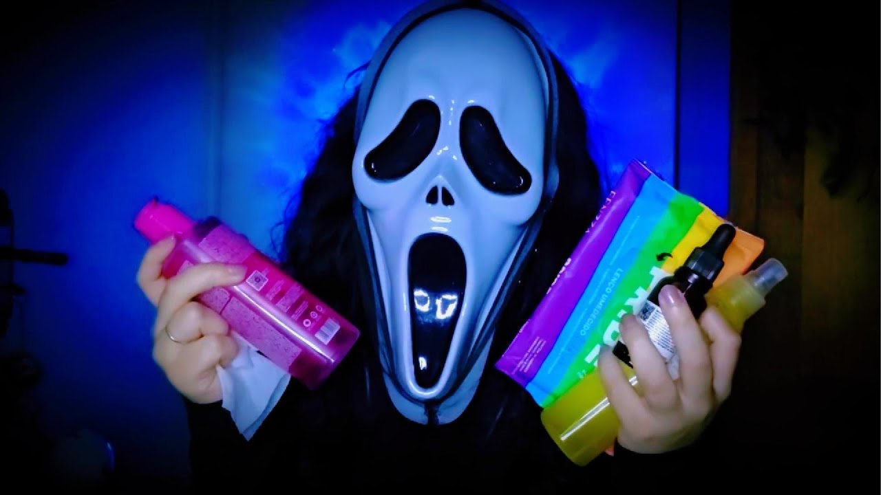 ASMR Ghostface faz sua skincare