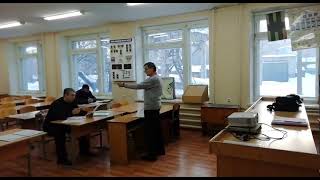 Преподаватель Пигулевский В. П. готовит трактористов к сдаче теоретического экзамена.