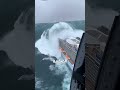 موجة عملاقة تضرب سفينة سياحية ضخمة لحظة مرعبة من الجو