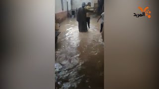 أهالي النشوة شمال البصرة يستضيفون مياه الأمطار في منازلهم بعد اكتظاظ الشارع بها #المربد