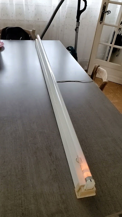 Allumage du vieux tubes fluorescents SYLVANIA STANDARD 58W Cool White au ralenti