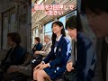 「紺色 JK スーツの東京メトロ通勤風景 | 多世代が織りなす日常の一コマ」#紺色 JK 制服 #東京メトロ #通勤日常 #日系写真 #JK ファッション #公共交通シーン #都会の雰囲気