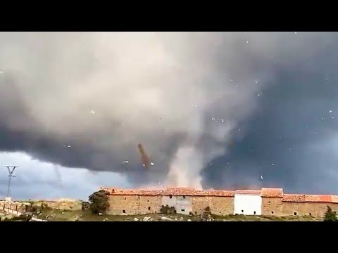 Một cơn lốc xoáy đã đánh cắp bầu trời ở Vilafranca. 🌪 Cơn lốc xoáy mạnh ở Valencia, Tây Ban Nha.