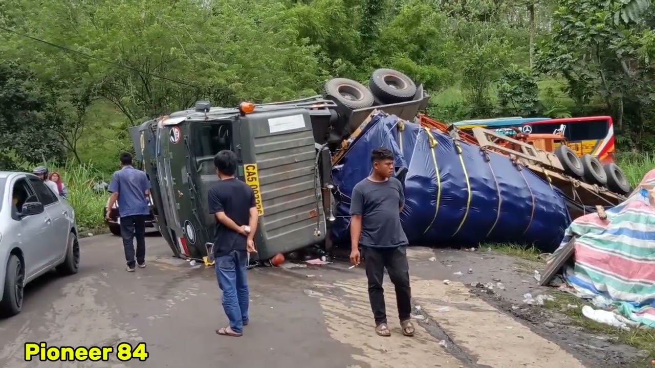 Tiba-tiba gerimis membuat jalanan licin, sejumlah pengendara kesulitan lewat