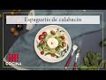 Espaguetis de calabacín con espárragos salteados y huevo poché