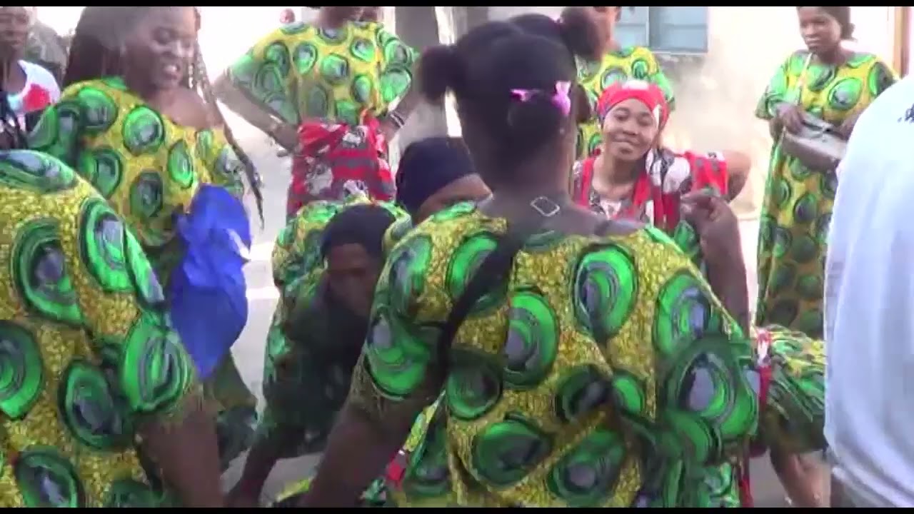 Ona wadada waliochetuka Wakivua nguo..