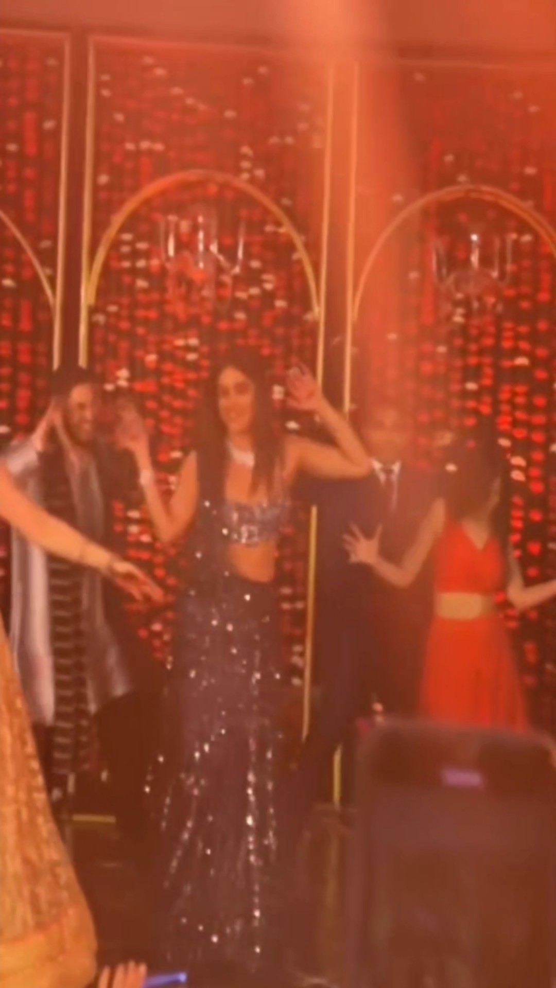 Priyanka Chopra DANCES to 'Dhan Te Nan' with her squad during brother Siddharth's sangeet? #shorts