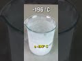 Vertiendo nitrógeno líquido en una olla sucia