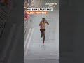 Amanal Petros mit dem fast perfekten Arbeitstag 😅 | ZDFsportstudio | #shorts