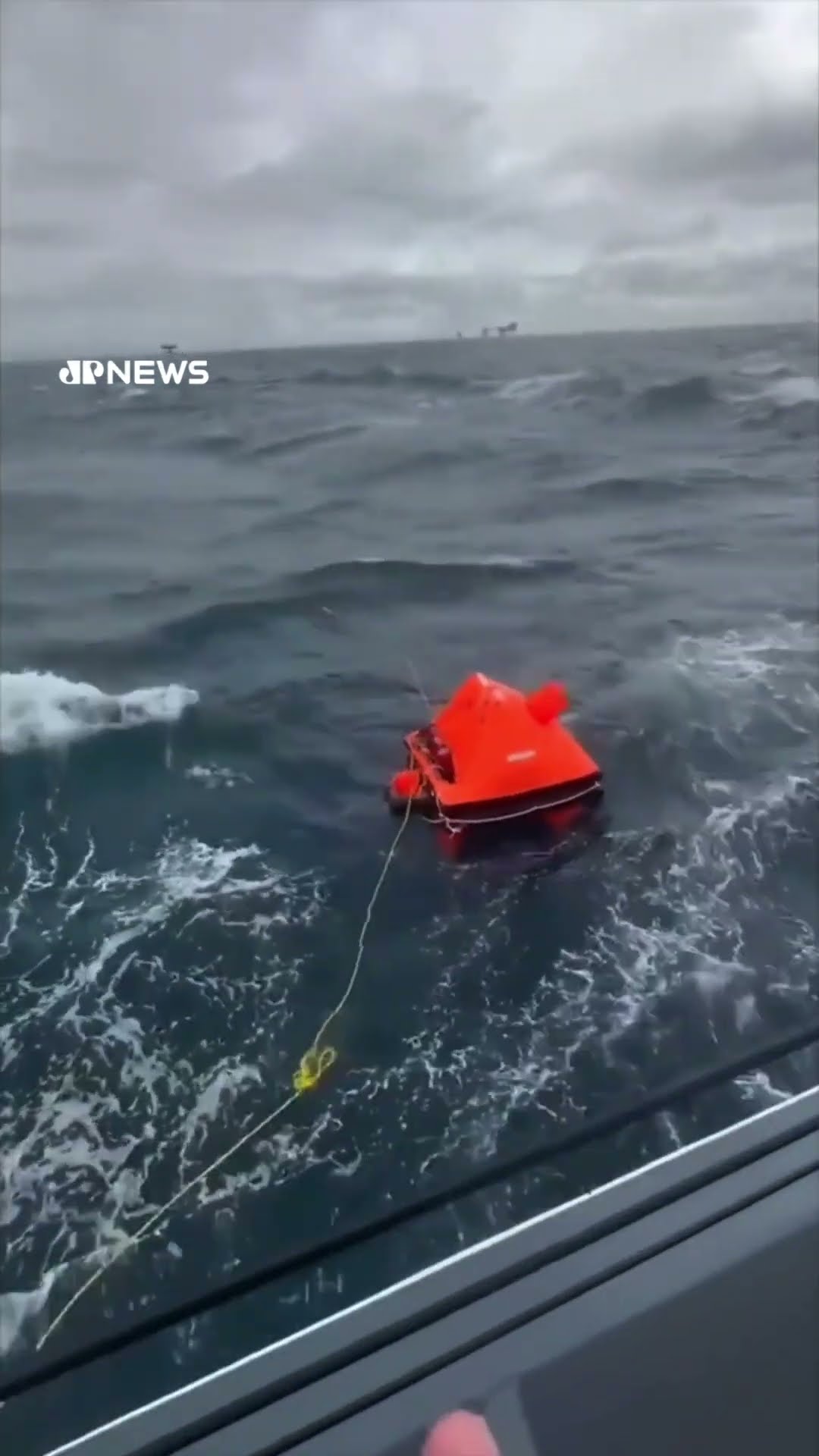 Guarda Costeira dos Estados Unidos resgata três pessoas em um de bote salva-vidas
