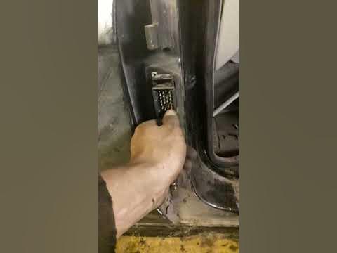Как снять дверь е34