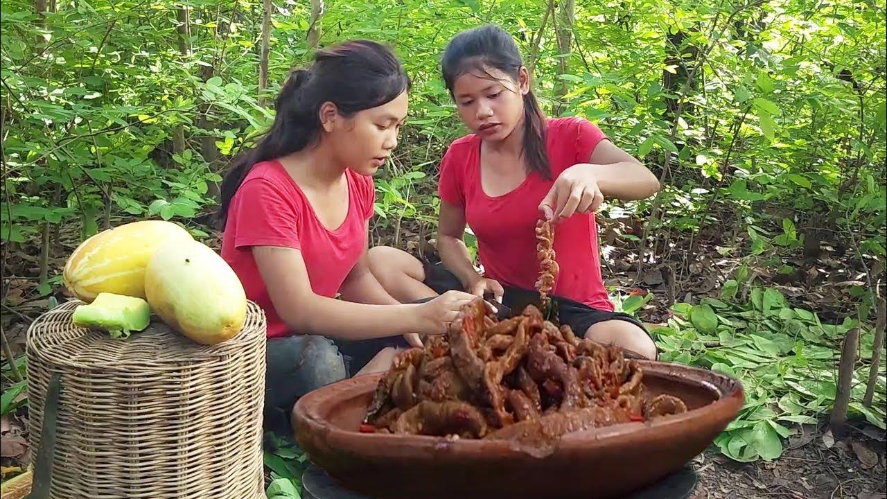 Yummy Special frying pork intestine with spicy recipe and eating with