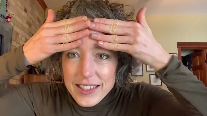 Lisa Machado tries the #faceyoga challenge