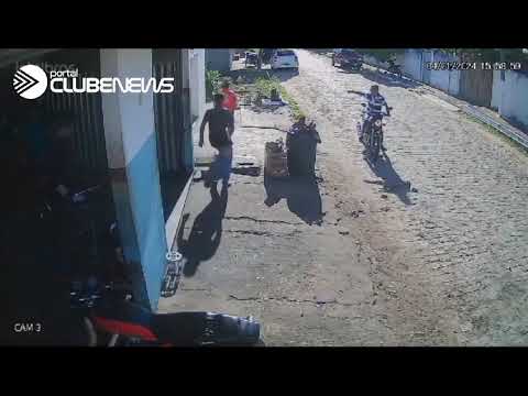 Cadela rouba celular em Jaicós: flagrante inusitado é capturado por câmeras de oficina mecânica
